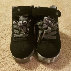 Fila Toddler Shoes. SIZE 8